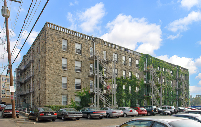 beautiful ivy grows on this historical apartment buildin goff high street, call us for more! (614) 451-6616